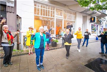 Karin Fröhling (v.l.), Waltraud Linnemann, Edda Urban, Gisela Graupner, Annette Rathjen, Ursula Liebertz, Margitta Sündermann, Frank Führmann, Karin Neumann, Yvonne Blanz und Reiner Madena vom Team der Galerie 149 stoßen auf die erste Ausstellung nach der Corona-Pause an.