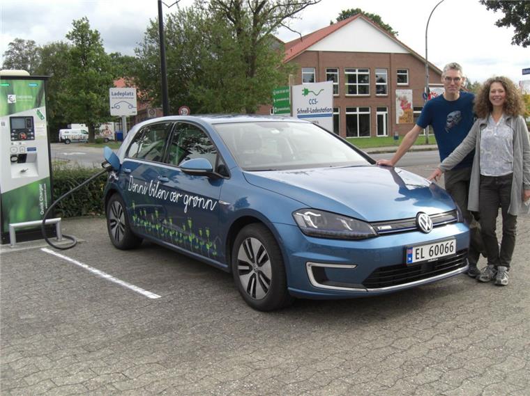 Karin Koot und Jeroen Linnenbank bei ihrem „Ladebesuch“. Das Ehepaar aus den Niederlanden lebt in Norwegen. Wenn es mit dem Elektroauto in die alte Heimat fährt, legt es gerne einen Stopp in Tarmstedt ein.