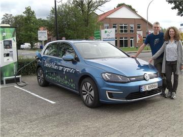 Karin Koot und Jeroen Linnenbank bei ihrem „Ladebesuch“. Das Ehepaar aus den Niederlanden lebt in Norwegen. Wenn es mit dem Elektroauto in die alte Heimat fährt, legt es gerne einen Stopp in Tarmstedt ein.