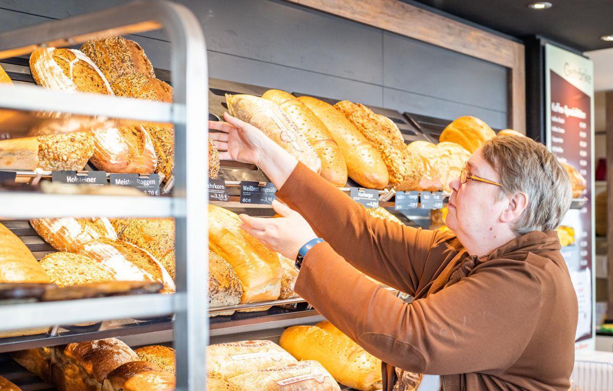 Karin Kraßmann ist Inhaberin ihrer gleichnamigen Bäckereifachgeschäfte mit einem Netz von neun Niederlassungen im Cuxland. Während immer mehr Bäcker schließen müssen, ist es der Bäckerei Kraßmann gelungen zu wachsen. 