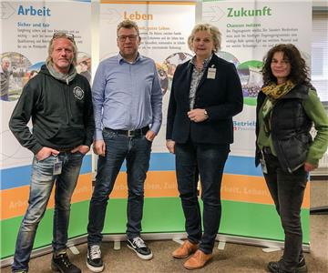 Karin Logemann (2. von rechts) im Gespräch mit (von links) Ralf Bremer, Leiter IG Metall Vertrauensleute bei PAG, dem 
Betriebsratsvorsitzenden Michael Eilers und seiner Stellvertreterin Petra Deters.  