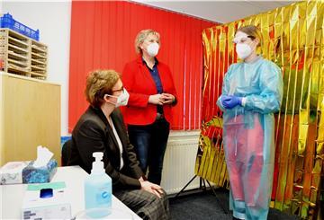 Karin Logemann (Mitte) und Niedersachsens neue Sozial- und Gesundheitsministerin Daniela Behrens (links) beim Besuch des Testzentrums der Johanniter in Rodenkirchen.