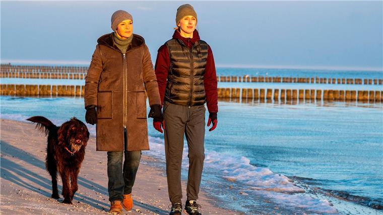Karin Lossow (l, Katrin Sass) und Ellen Norgaard (Rikke Lylloff) beim Spaziergang mit Hund in einer Szene aus „Der Usedom-Krimi: Friedhof der Welpen“.