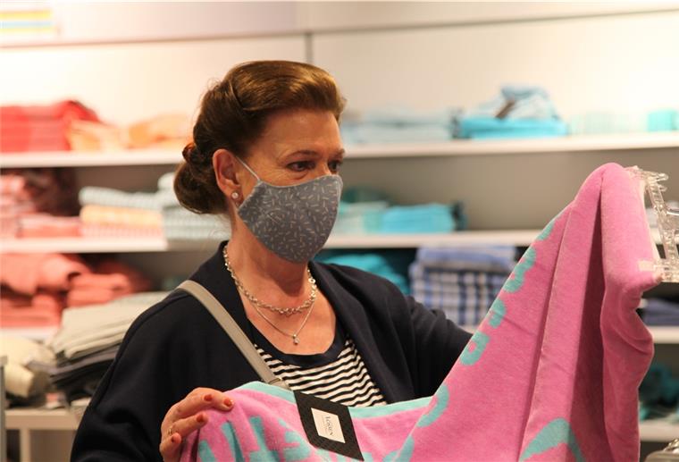 Karin Rathjens aus Bremerhaven hat ein Strandtuch bei Karstadt gekauft.