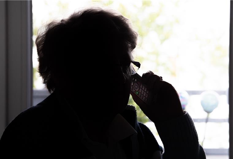 Karin Runkel (74) aus Bremerhaven ist schnell misstrauisch: Der telefonisch angekündigte „Gewinn“ bei Aldi kommt ihr mysteriös vor. Sie informiert die Polizei. Zu Recht: Alles Betrug. Foto: Hartmann