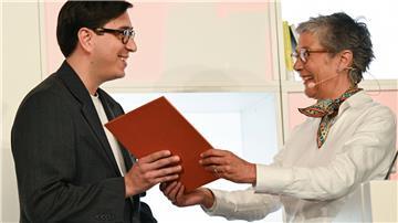 Karin Schmidt-Friderich zeichnete 2023 den österreichischen Autor Tonio Schachinger mit dem Deutschen Buchpreis aus.
