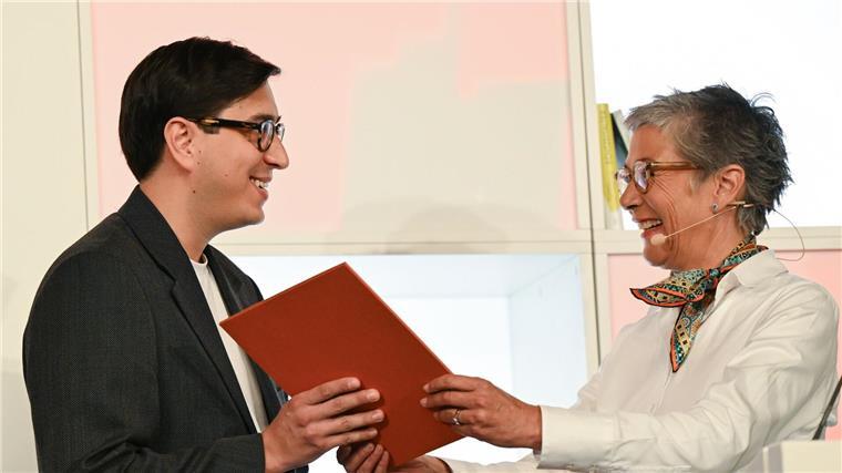 Deutscher Buchpreis geht an Österreicher Tonio Schachinger Karin Schmidt-Friderichs, Vorsteherin des Börsenvereins des Deutschen Buchhandels, zeichnet Tonio Schachinger mit dem Deutschen Buchpreis aus.