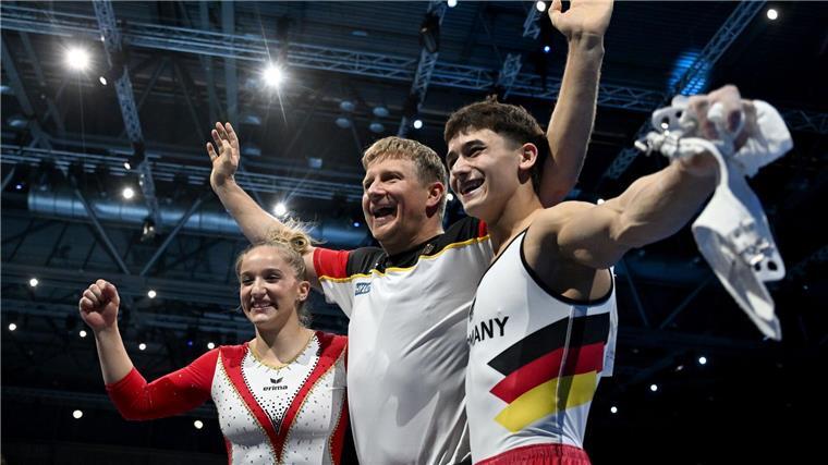 Wandel in Chemnitz - Turn-Ass Schönmaier: Wir machen Zukunft Karina Schönmaier und Trainer Anatol Ashurkov (M) jubeln mit Timo Eder über EM-Gold.