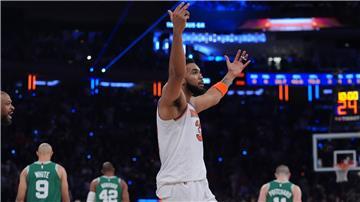 Karl-Anthony Towers freut sich in eigener Halle über den Einzug ins NBA-Halbfinale.
