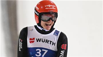Karl Geiger hat erklärt, wie gut dem gebeutelten Team die Silbermedaille von Andreas Wellinger tut.