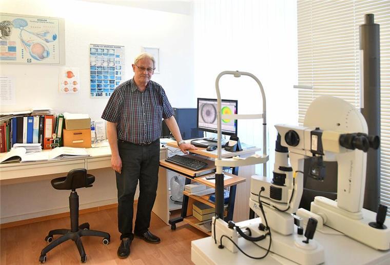 25 Jahre Augenoptik Kimme Untersuchungsraum mit Karl-Heinz Kimme