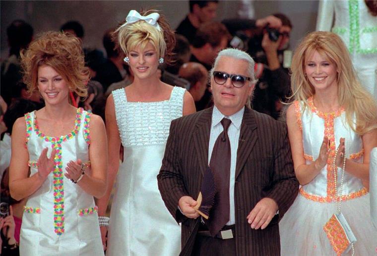 „Der mysteriöse Herr Lagerfeld“: Wie war er wirklich? Karl Lagerfeld zeigt sich mit den Models Cindy Crawford (v.l) aus den USA, Linda Evangelista aus Kanada und Claudia Schiffer aus Deutschland (1995).