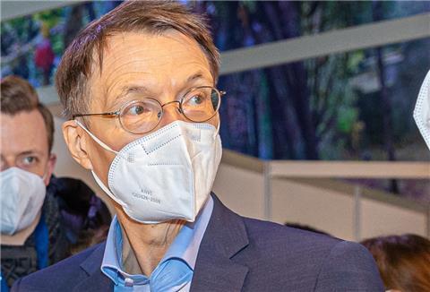 Karl Lauterbach, Bundesminister für Gesundheit, besucht das Impfzentrum im früheren Regenwald-Panorama am Erlebnis-Zoo Hannover