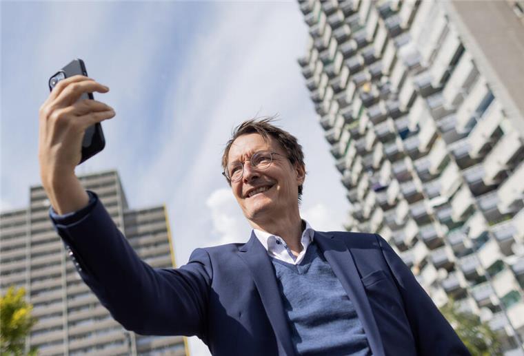 Karl Lauterbach (SPD), Bundesgesundheitsminister, macht ein Selfie.