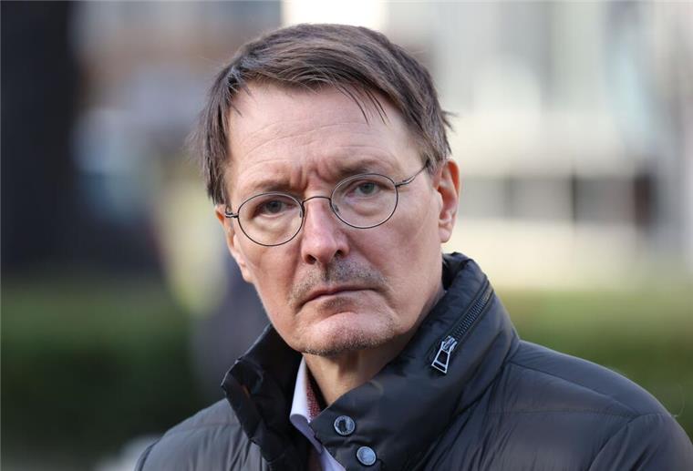 Geplante Entführung: Mutmaßliche Terrorgruppe angeklagt Ein Mann mit Brille schaut ernst in die Kamera.