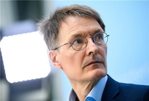 Karl Lauterbach (SPD), Bundesminister für Gesundheit, äußert sich bei einer Pressekonferenz in seinem Ministerium zur Impfstrategie für den Herbst und zum G7-Gipfel der Gesundheitsminister am Donnerstag.