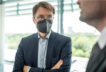 Karl Lauterbach (SPD), Bundesminister für Gesundheit, wartet auf den Beginn der Sitzung des Bundeskabinetts im Kanzleramt.