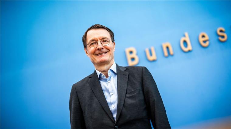 Karl Lauterbach (SPD), Bundesminister für Gesundheit, spricht bei einer Pressekonferenz.
