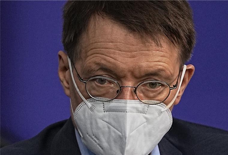 Karl Lauterbach (SPD), Bundesminister für Gesundheit, verfolgt die Debatte im Plenarsaal. 