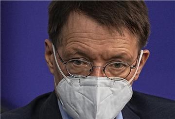 Karl Lauterbach (SPD), Bundesminister für Gesundheit, verfolgt die Debatte im Plenarsaal. 