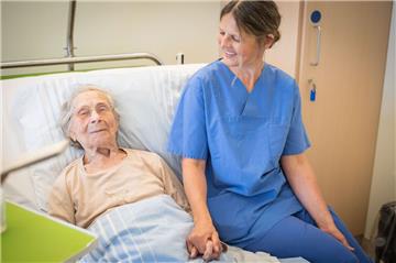 Karla Behnke ist eine von mehreren Hundertjährigen, die im Klinikum Ameos Mitte in den letzten Wochen operiert wurden. Ihre Enkelin Silke Buchholz arbeitet dort zufällig auch als OP-Schwester und versorgt sie.