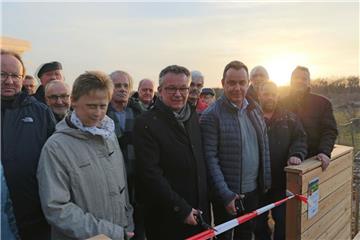 Karla Mombeck von der Bürgerinitiative MUT, Bürgermeister Andreas Wittenberg (Mitte) und SPD-Landtagsabgeordneter Oliver Lottke geben den neuen Aussichtsturm an der „Schatzgrube Weißenberg“ frei. Das Bauwerk wurde unter anderem aus EU-Mitteln erstellt.