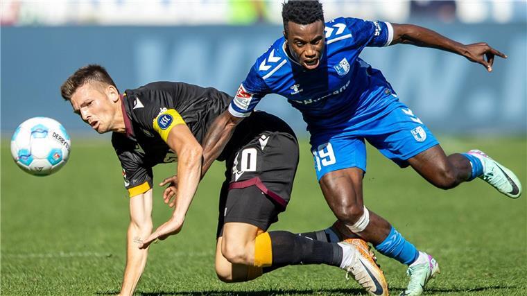Weiter Zweiter: Karlsruhe nutzt Fortuna-Patzer nicht Karlsruhes Torschütze Marvin Wanitzek (l) kämpft um den Ball.