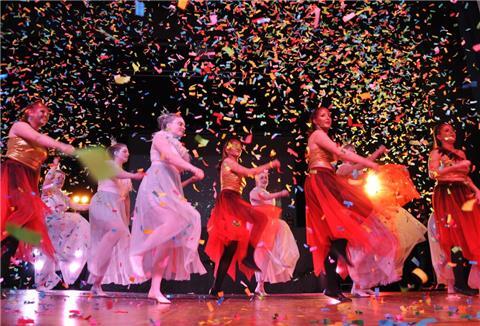 Karneval im Konfetti-Regen: Die Ellwürder Narren brannten ein grandioses Feuerwerk ab.
