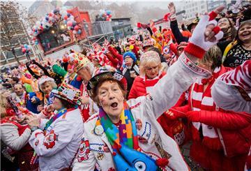 Jecken feiern den Auftakt der Karnevalssession auf dem Heumarkt pünktlich um 11:11 Uhr.
