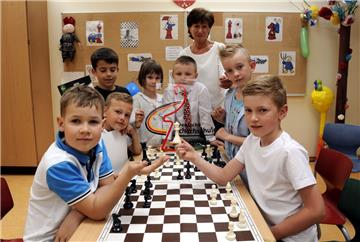 Karriere mit kühlen Köpfen: Schachlehrerin Elena Herdt hat mit ihrer Mannschaft bei den Deutschen Schul-Schach-Meisterschaften in Thüringen unter 65 Schulen den fünften Platz geschafft.