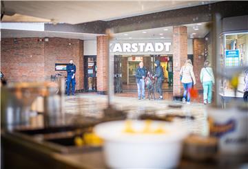 Karstadt ist ein Kundenmagnet in Bremerhavens Innenstadt, sagen Branchenkenner. Sollte das Warenhaus schließen, wäre das ein „herber Schlag“.