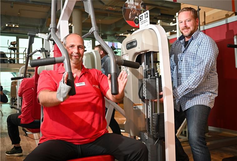 Karsten Meyer (rechts) und Matthias Breustedt vom Fitnessstudio ProAktiv in Bremerhaven wollen wie viele Kollegen in der Branche die Krise mit aller Kraft überwinden.