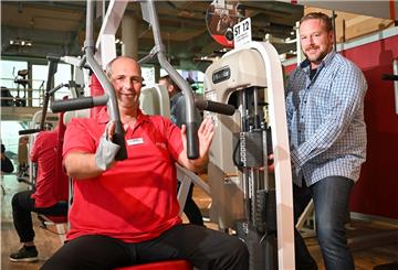 Karsten Meyer (rechts) und Matthias Breustedt vom Fitnessstudio ProAktiv in Bremerhaven wollen wie viele Kollegen in der Branche die Krise mit aller Kraft überwinden.