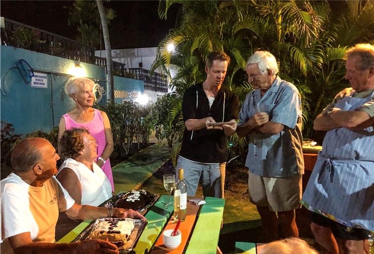Kartentricks für die Nachbarn: Marco Brüser erfreut kanadische Rentner in einer Appartement-Anlage auf Barbados mit Close-up-Tischzauberei. Foto pr