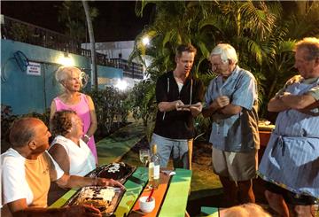 Kartentricks für die Nachbarn: Marco Brüser erfreut kanadische Rentner in einer Appartement-Anlage auf Barbados mit Close-up-Tischzauberei. Foto pr