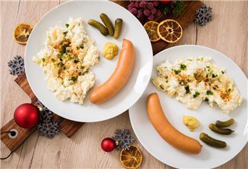 Kartoffelsalat mit Würstchen ist ein Klassiker der Weihnachtsküche.
