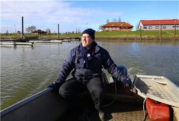 Kassenwart Holger Scholz wohnt eigentlich in Bonn, aber ihn zieht es regelmäßig nach Butjadingen und auf das Wasser. Im Hintergrund das Clubhaus und die große Werkstatt des Butjadinger Yachtclubs.