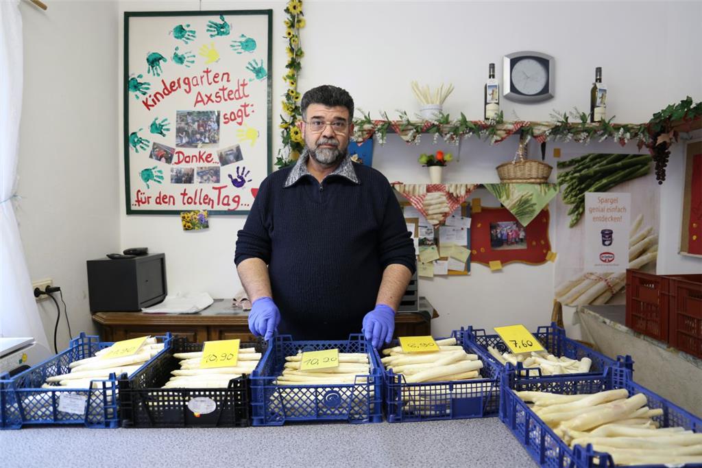 Kassim Hussein verkauft den Loher Spargel direkt im Hofladen des Spargelhofes Appel.