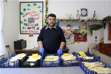 Kassim Hussein verkauft den Loher Spargel direkt im Hofladen des Spargelhofes Appel.
