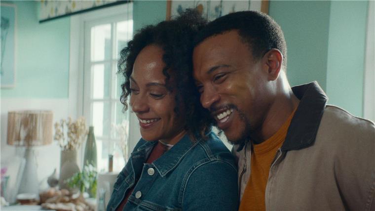 Kat (Rosalind Eleazar) sucht nach ihrem verschwundenen Verlobten Josh (Ashley Walters)