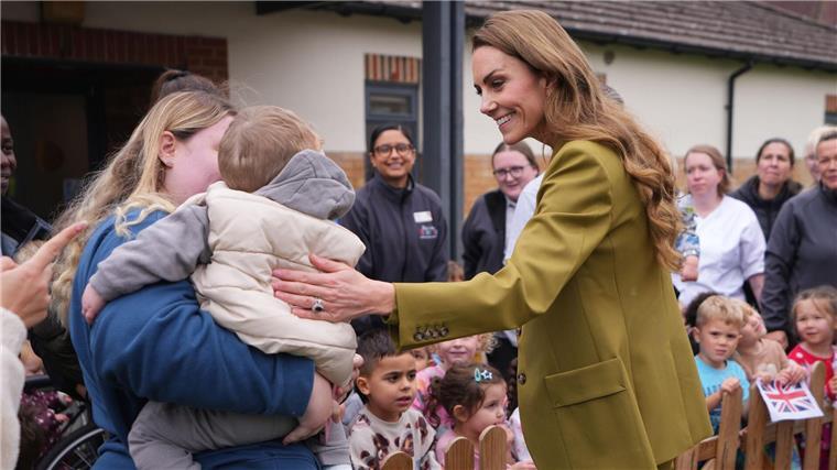 Prinzessin Kate warnt vor Entfremdung durch Smartphones Kate beim Besuch einer Wohltätigkeitsorganisation in Oxford.