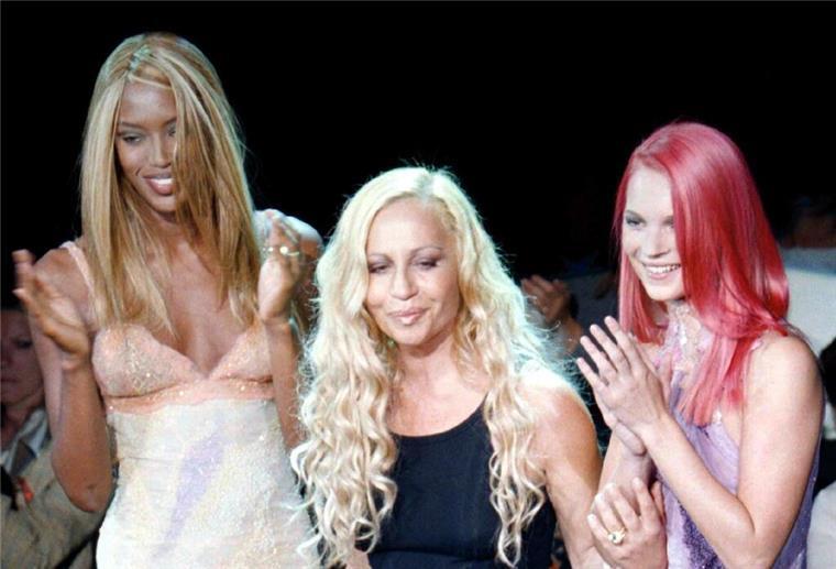 Gemischte Erinnerungen an eine Ära: Kate Moss wird 50 Kate Moss hat eine lange Karriere hinter sich: Hier ist sie 1999 neben der italienischen Designerin Donatella Versace (M) und Supermodel Naomi Campbell (l) uzu sehen.