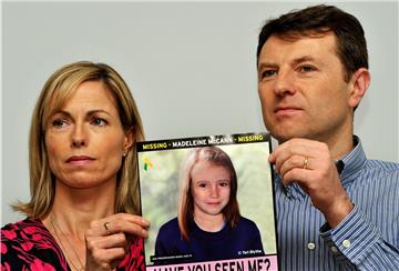 Kate und Gerry McCann, Eltern der vor 13 Jahren verschwundenen Britin Madeleine McCann, halten bei einem Such-Aufruf das Foto ihrer Tochter. 