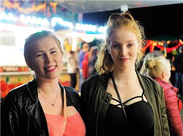 Katharina Quaas, die Beerster Sonnenblumenkönigin mit ihrer Freundin Melina war auch am Freitagabend dabei. Foto: Stehn