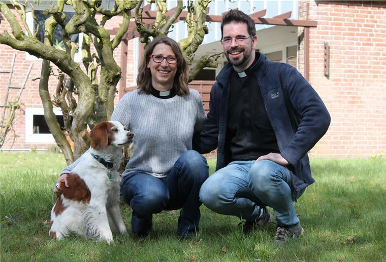 Katharina und Michael Behrens teilen sich seit dem 1. April die Pfarrstelle in der Ansgari-Kirchengemeinde Lunestedt. Hund „Clint“ fühlt sich im Pfarrgarten bereits pudelwohl.