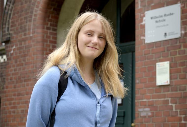 Auslandsjahr: Bremerhavenerin geht nach Kanada Die Schülerin Kathrin Berger steht vor dem Portal der Wilhelm-Raabe-Schule.
