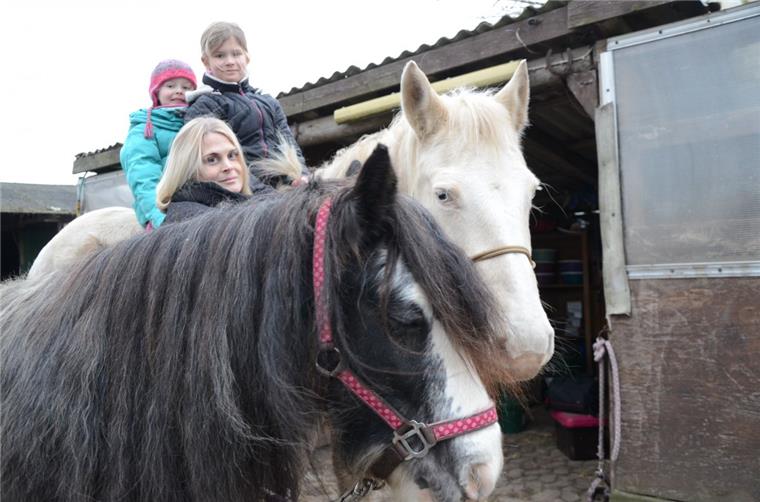 Kathrin Eibs-Zum Felde, ihre Töchter Jule (rechts) und Greta sowie Susie (links) und Pearl wollen Familien, die nicht so viel Geld haben, zum Fest ein paar schöne Stunden ermöglichen. 