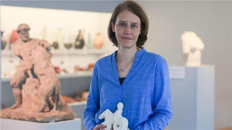 Action-Helden und Zieh-Pferdchen für römische Kinder Kathrin Jaschke vom Römisch-Germanischen Museum hält die Nachbildung eines römischen Kinderspielzeugs in Händen.