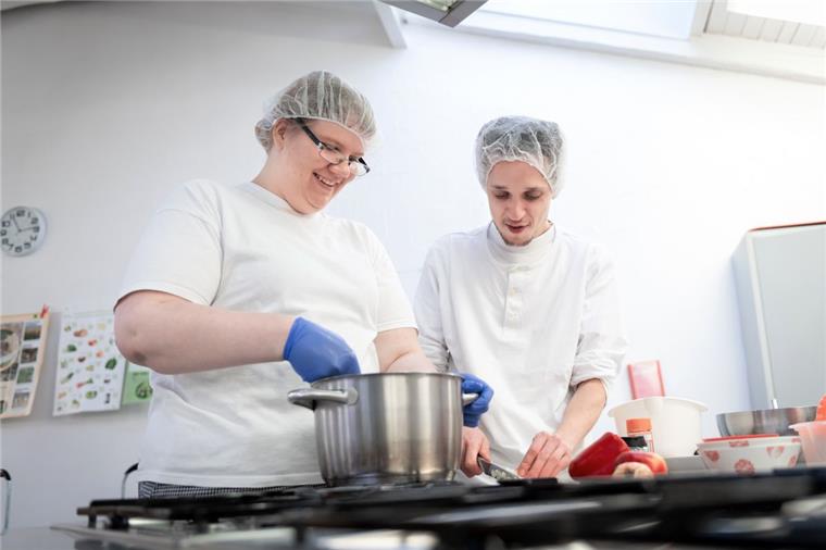 Kathrin Klinghammer und Dominik Dettmann machen eine Reha-Ausbildung bei der BBB (Berufliche Bildung Bremerhaven).