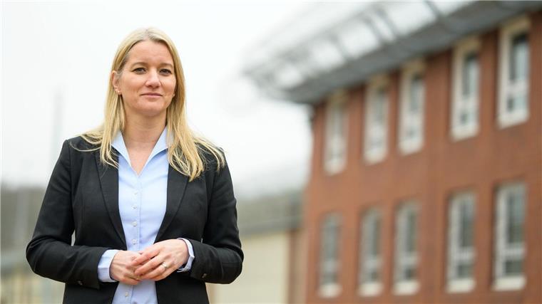 Erneut weniger Verurteilungen in Niedersachsen Kathrin Wahlmann (SPD), Justizministerin Niedersachsen, steht bei ihrem Besuch auf dem Gelände der JVA Uelzen.